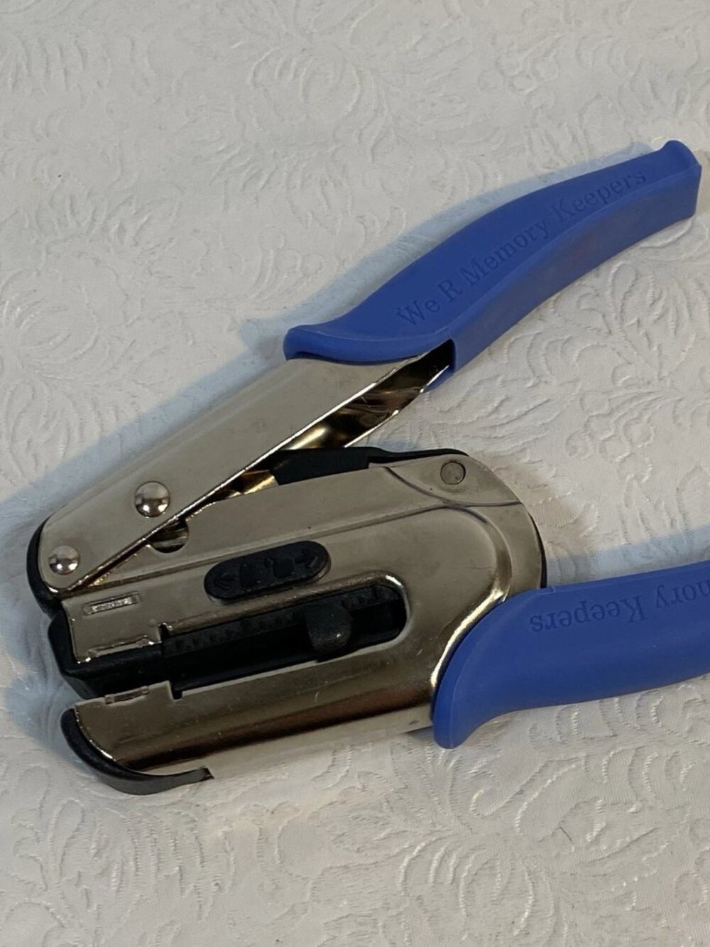 We R Memory Keepers Crop-A-Dile Power Punch 1/16 Inch (71273-2) in Blue Crafts